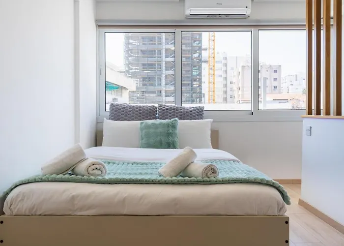 Tangerine Modern 1-br In