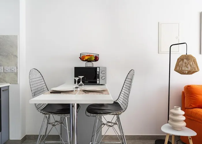 Tangerine Modern 1-br In