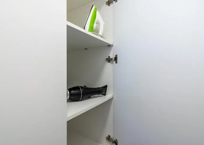 Tangerine Modern 1-br In