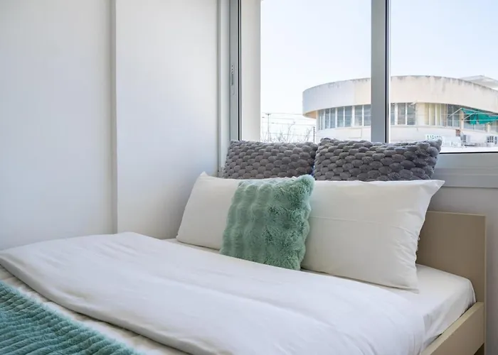 Tangerine Modern 1-br In